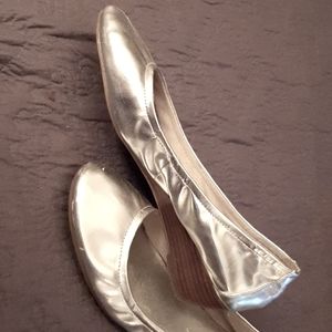 Silver wedged pumps